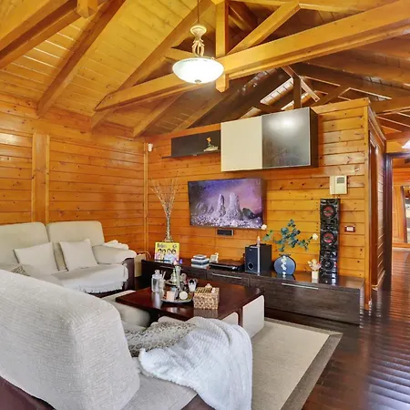 度假居 Wooden House With Private Pool Lush Garden