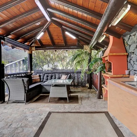 度假居 Wooden House With Private Pool Lush Garden *