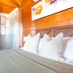 Wooden House With Private Pool Lush Garden בית נופש