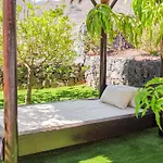 בית נופש Wooden House With Private Pool Lush Garden *
