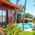 Wooden House With Private Pool Lush Garden בית נופש *