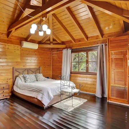 Wooden House With Private Pool Lush Garden Дом отдыха Сан-Кристобаль-де-Ла-Лагуна