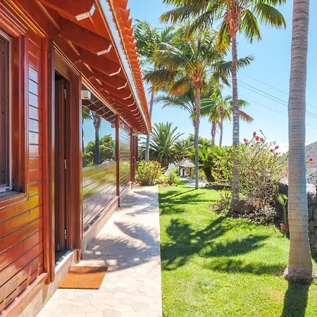Wooden House With Private Pool Lush Garden בית נופש *