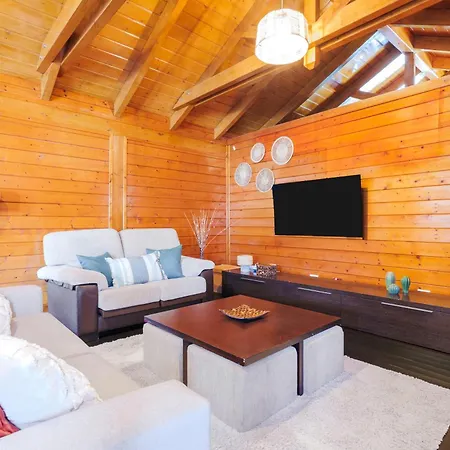 Wooden House With Private Pool Lush Garden بيت للعطل