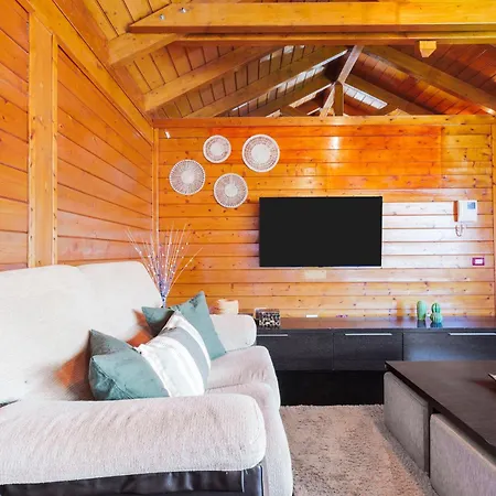 بيت للعطل Wooden House With Private Pool Lush Garden لا لاغونا