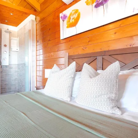 Wooden House With Private Pool Lush Garden بيت للعطل