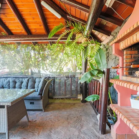Wooden House With Private Pool Lush Garden بيت للعطل *