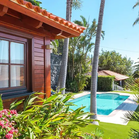 Wooden House With Private Pool Lush Garden بيت للعطل *