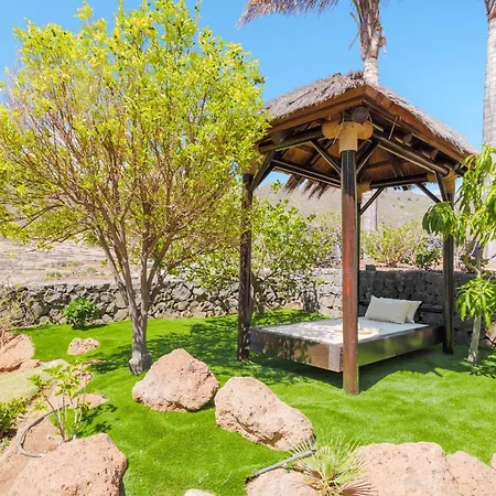 بيت للعطل Wooden House With Private Pool Lush Garden
