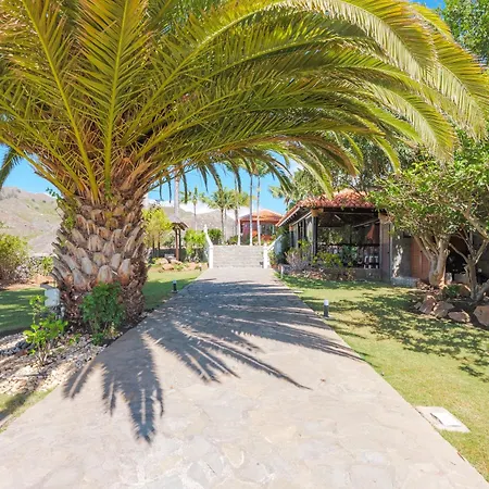 Wooden House With Private Pool Lush Garden بيت للعطل